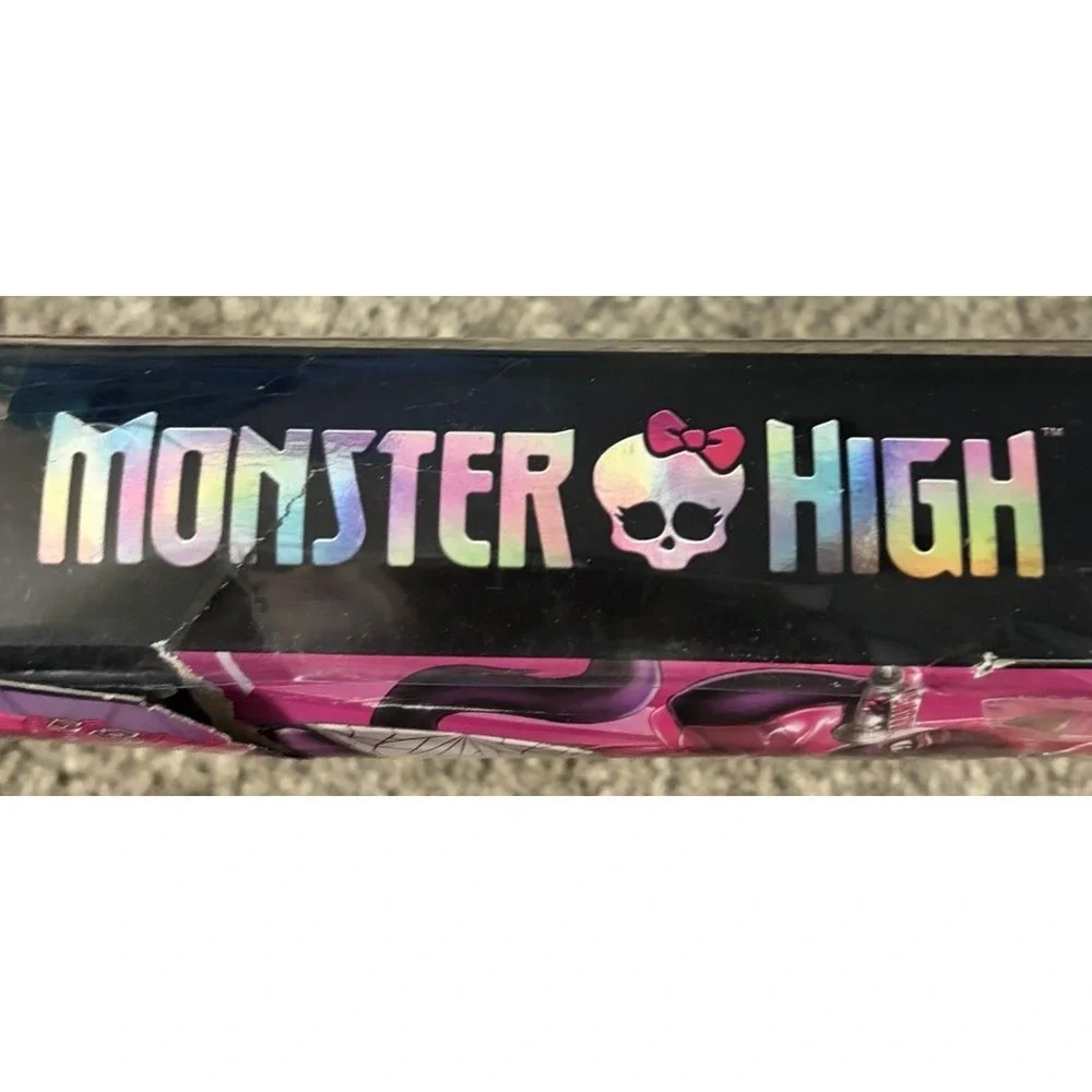 NIB Monster High Catty Noir Fashion Doll with Pet Cat Amulette and Accessories